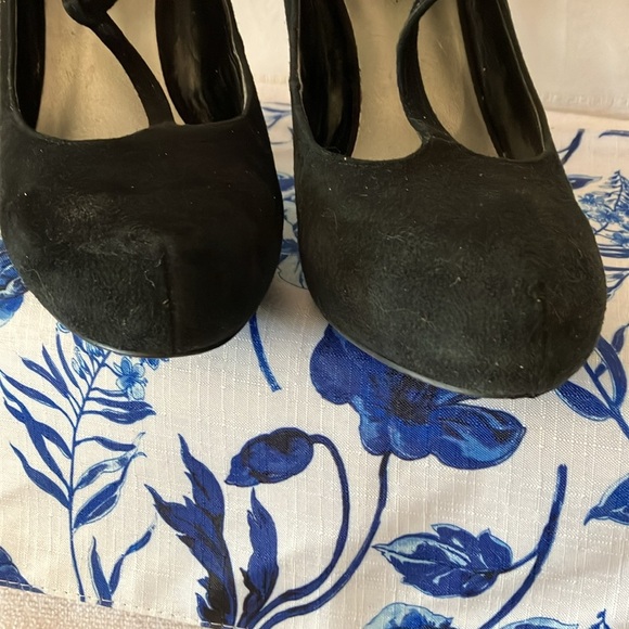 Guess Women’s Black Suede T-Strap 4 1/2” Stiletto Sz 9 Heels-small G on heels - Picture 13 of 13
